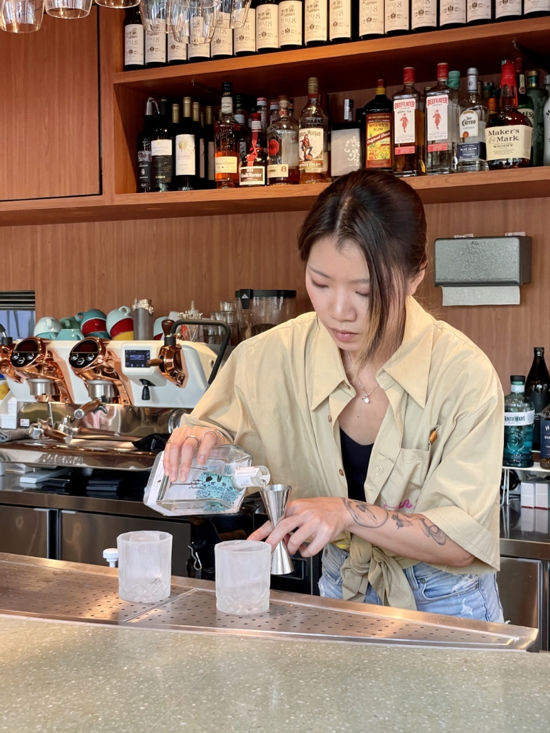 餐廳中央設(shè)有酒吧枱，供應(yīng)各式各樣的特色雞尾酒。