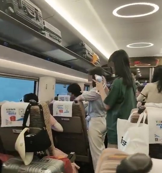 乘客涌窗邊打卡。