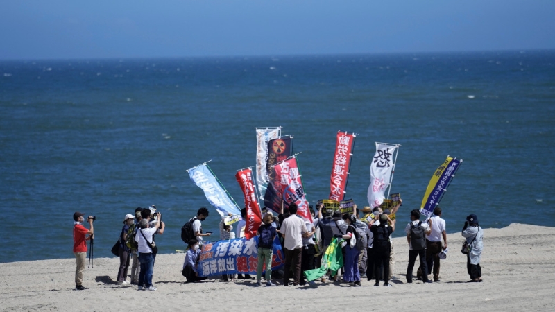 民眾在福島縣浪江町一個海灘抗議東電排放核污水