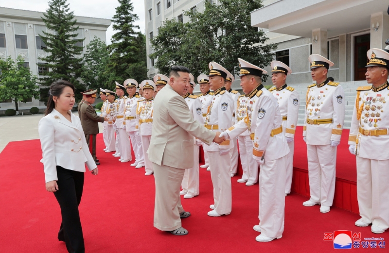 金正恩攜愛女視察海軍司令部，要求全力做好戰(zhàn)爭準備