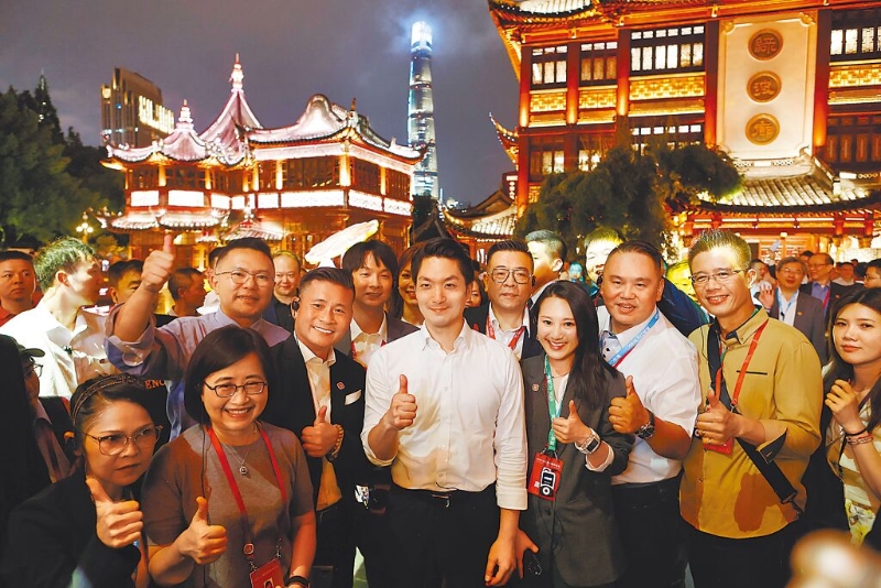 8月29日晚，由臺北市長蔣萬安率領(lǐng)的臺北市代表團夜游上海豫園。 圖為臺北市長蔣萬安與臺北市代表團成員合影留念