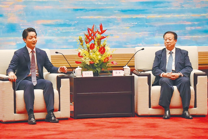 臺北市長蔣萬安（左）29日率團抵達上海參加雙城論壇，晚間與上海市長龔正（右）會見。
