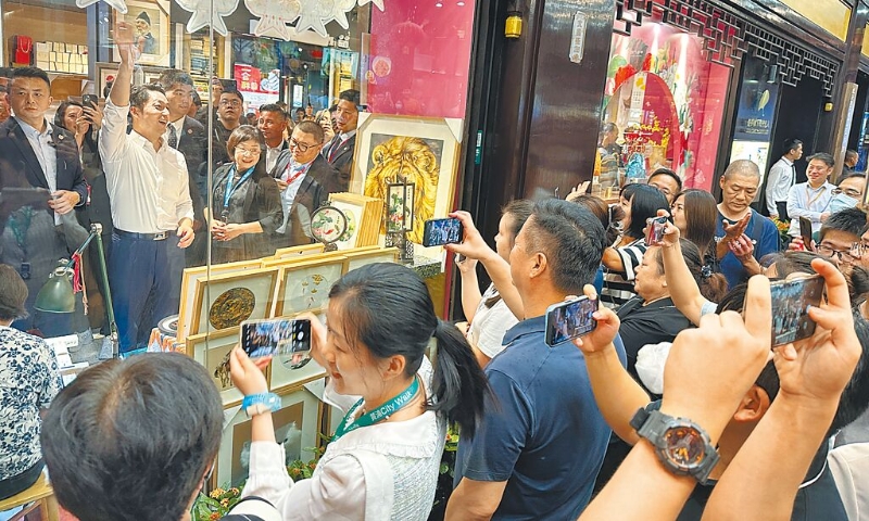 臺(tái)北市長(zhǎng)蔣萬安29日晚間前往上海豫園體驗(yàn)夜間經(jīng)濟(jì)，行程中看到外面有大批上海民眾拿著手機(jī)對(duì)著他拍，蔣萬安也興奮地對(duì)民眾揮手打招呼