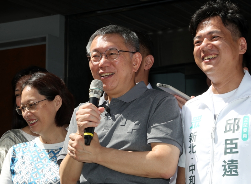 柯、郭29日晚間出席臺北市出租車駕駛員職業(yè)工會普渡餐會，兩人同框不到30秒，柯文哲隨即快閃。