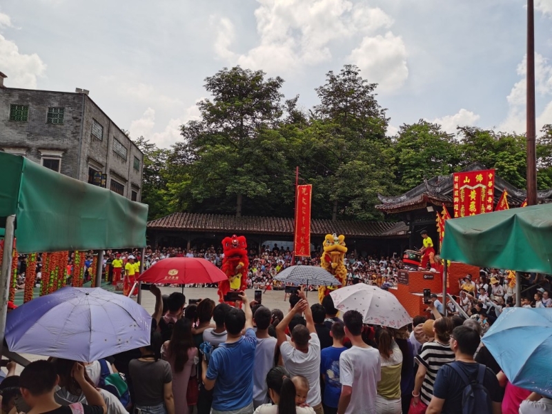 黃飛鴻紀念館對面有武獅表演，吸引不少游客。圖：Trip@飛奔中的狼8