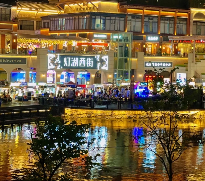 佛山市中心的千燈湖，晚上變身大型夜市。圖：小紅書@是捷米呀