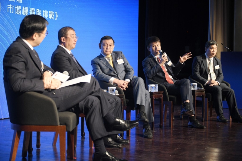 香港大學(xué)經(jīng)管學(xué)院院長及經(jīng)濟學(xué)講座教授蔡洪濱（右二）表示，當(dāng)前時代內(nèi)、外環(huán)境的變化是根本性的變化，企業(yè)的經(jīng)營環(huán)境也是，所以企業(yè)要根本性調(diào)整認(rèn)知、思維和戰(zhàn)略。