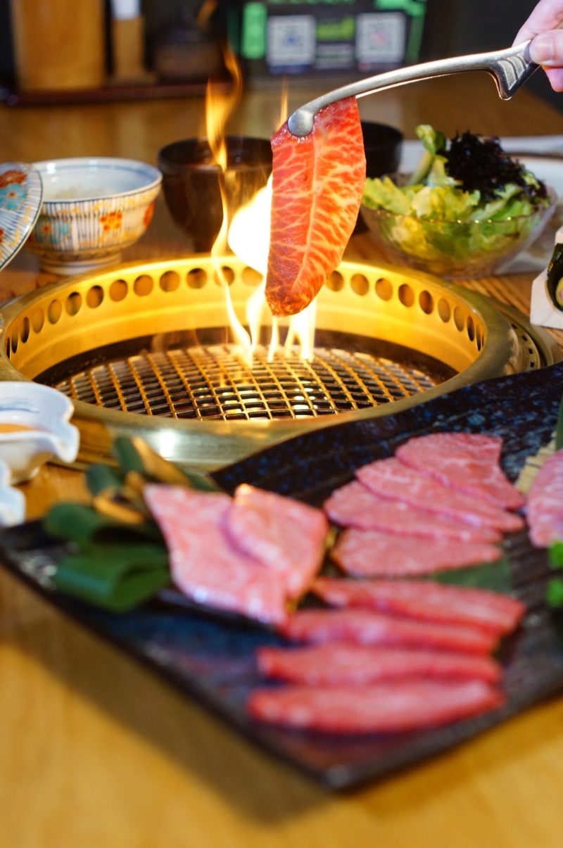 中秋惠顧日本人氣燒肉名店Beefar's堂食，即可任食日本雪糕，也可以＄68任飲無(wú)酒精飲品，又或以＄88暢飲指定含酒精雞尾酒及無(wú)酒精飲品。（B）