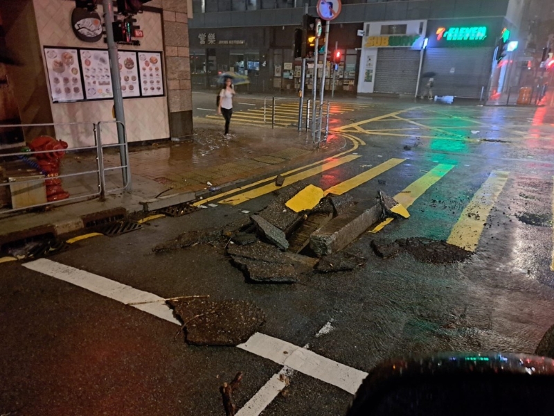 環(huán)翠道有大塊瀝青石屎被雨水沖了出來。 植潔鈴提供