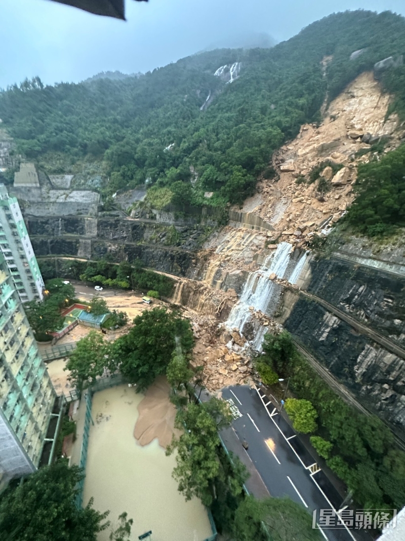 暴雨亦淹沒(méi)耀興樓對(duì)開(kāi)球場(chǎng)，球場(chǎng)頓成澤國(guó)。劉漢權(quán)攝