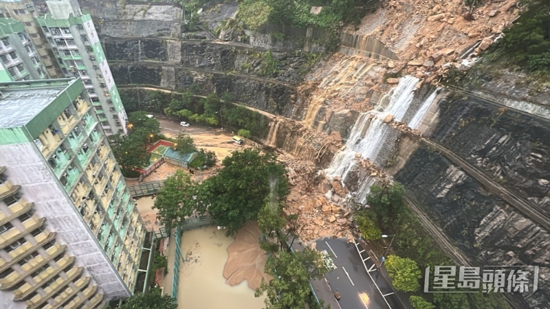 暴雨亦淹沒(méi)耀興樓對(duì)開(kāi)球場(chǎng)，球場(chǎng)頓成澤國(guó)。 劉漢權(quán)攝