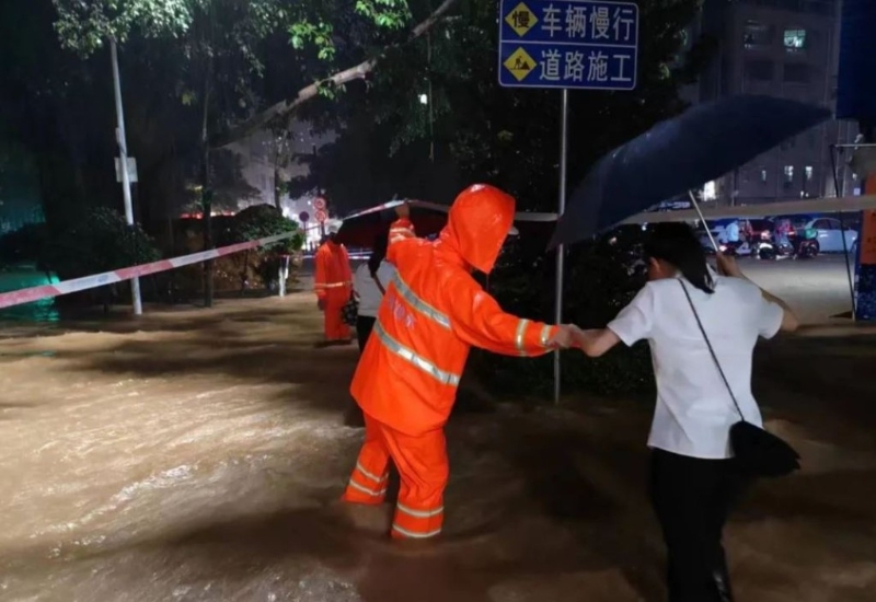 深圳多區(qū)出現(xiàn)嚴重水浸，各部門人員協(xié)力處理。（深圳衛(wèi)視深視新聞）