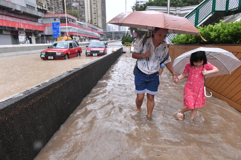 黃大仙地鐵站外龍翔道水浸市民是澗水而行。 陳極彰攝
