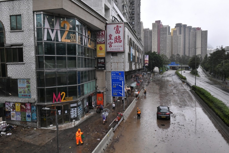 黃大仙地鐵站外龍翔道水浸。 陳極彰攝