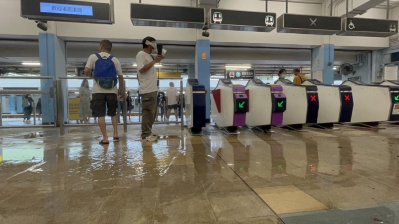 入閘機(jī)前大堆積水。
