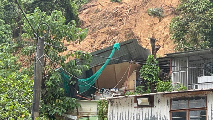 鐵皮屋被山泥壓毀
