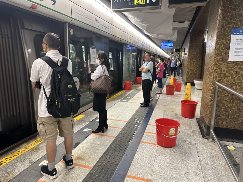 港鐵黃大仙站月臺頂部仍滴水，職員擺“水桶陣”保乘客安全