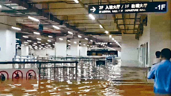 發(fā)紅色警示，多個口岸暫停，狂雨襲深圳，羅湖火車站變汪洋
