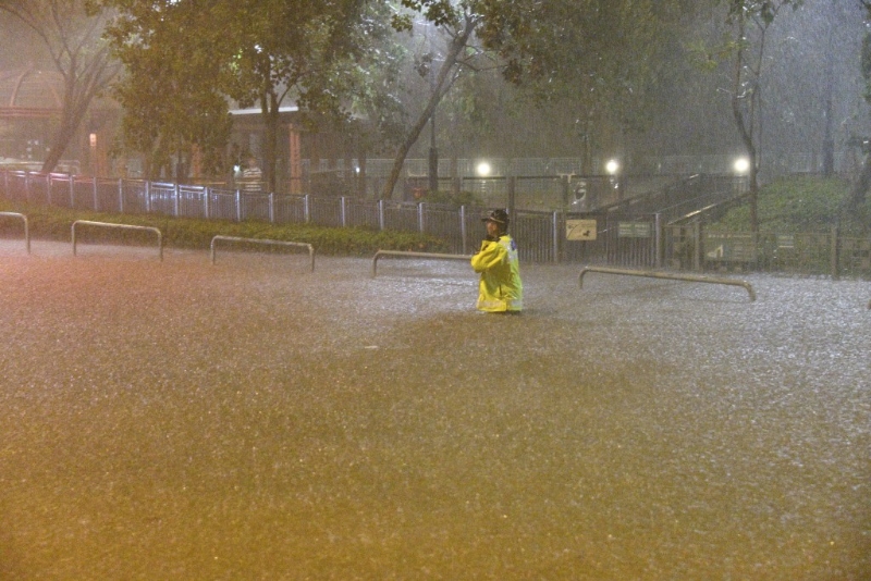 警員黑雨期間在大埔執(zhí)勤，水深及腰。