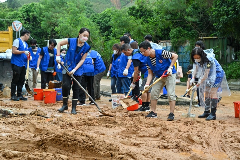 公務(wù)員今早到北區(qū)羅湖道協(xié)助清理。陳國基FB圖片