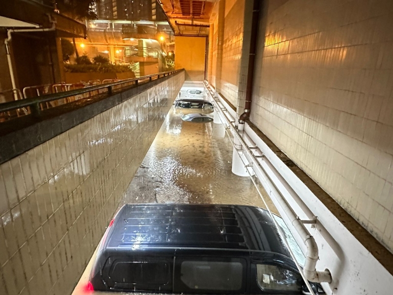 柴灣環(huán)翠商場(chǎng)停車場(chǎng)的積水約浸過(guò)半部七人車。
