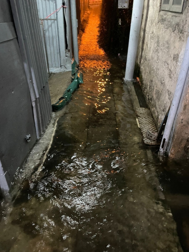 周四暴雨帶來洪水涌入竹園村當(dāng)天，村內(nèi)走周四暴雨帶來洪水涌入竹園村當(dāng)天，村內(nèi)走廊出現(xiàn)水洼，嚴(yán)重時水深及膝。