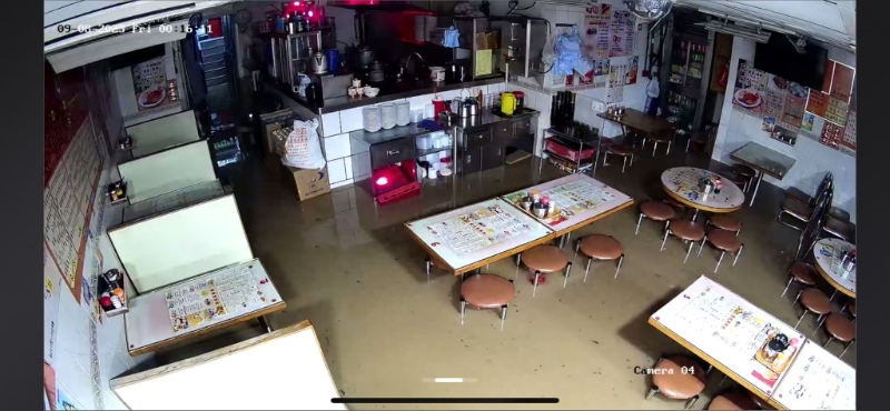 新光中心地鋪茶餐廳水浸最嚴(yán)重時，水深有如一張圓櫈高度。