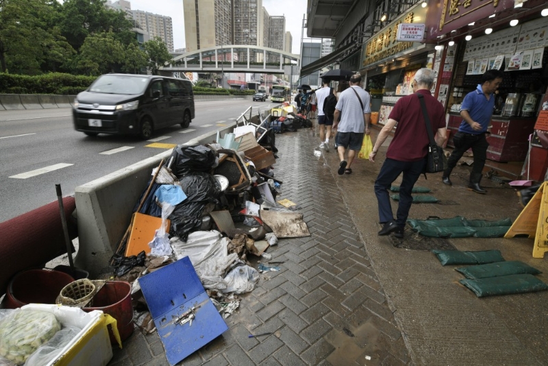 雨災(zāi)過后的龍翔道，路邊擺滿商戶棄置的垃圾。