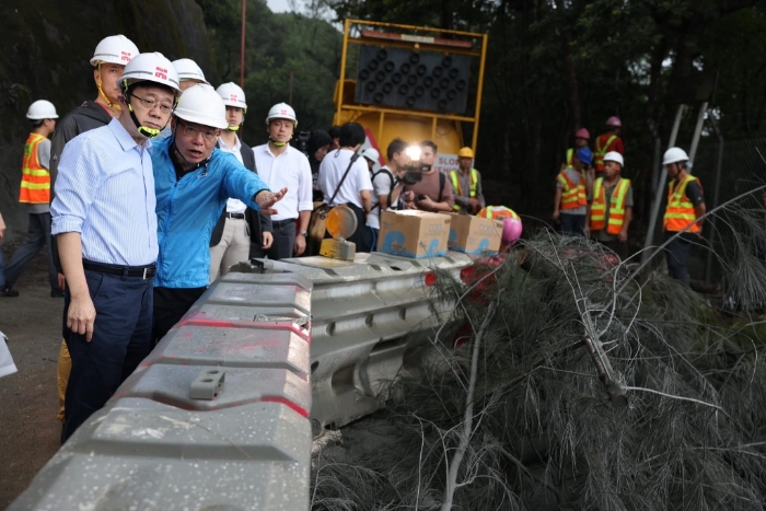 李家超到石澳道路陷現(xiàn)場視察