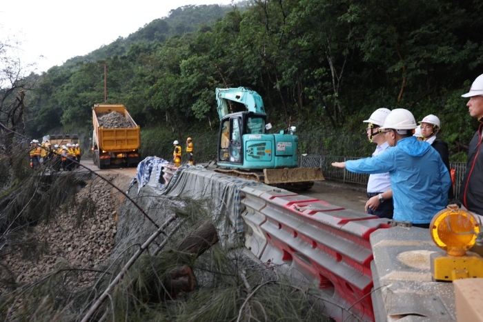 李家超到石澳道路陷現(xiàn)場視察。