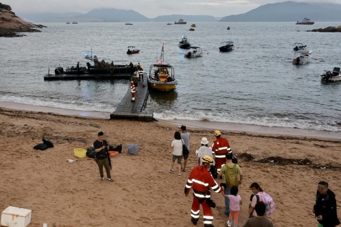 警方及消防在石澳海灘架設(shè)浮橋讓居民登船。有居民乘搭政府船只暫時(shí)撤離。