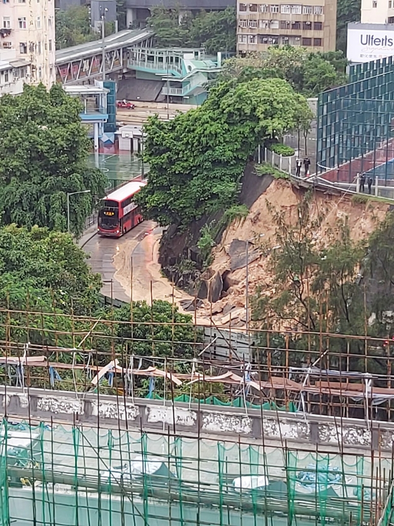 大量泥土流入平治街堵塞交通。