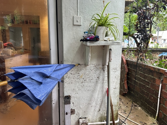 屋外的雨水一度高達(dá)1米。