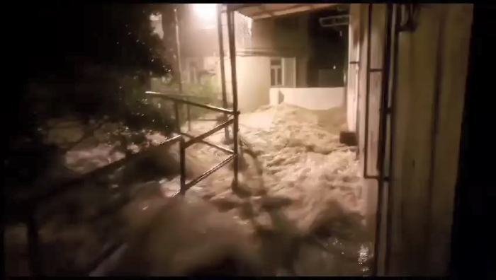 屋外汪洋一片。
