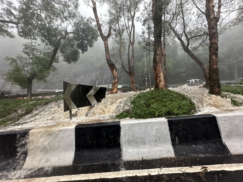 西貢區(qū)的雨勢(shì)特別大，錄得每小時(shí)雨量超過70毫米的大雨。