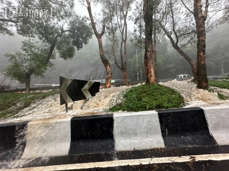 西貢區(qū)早上雨勢頗大。圖為清水灣道情況。（梁國峰攝）