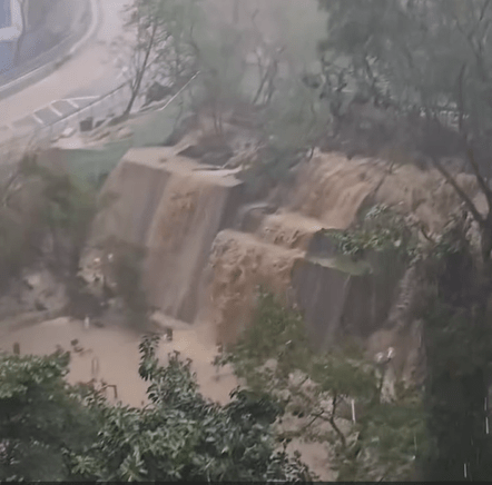大雨由山坡流下，形成一道瀑布。