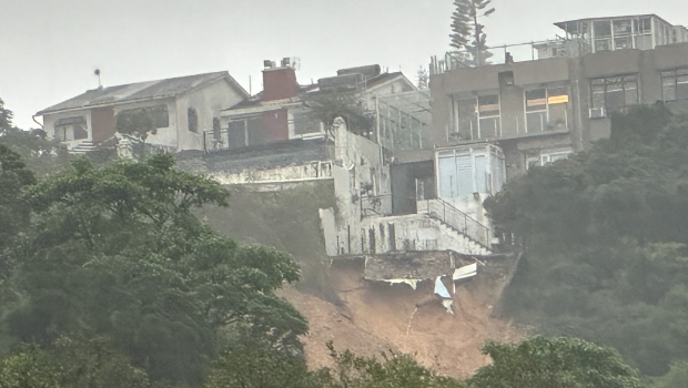 受塌山泥影響，“東桂”有獨立屋地基暴露在懸崖邊，仿如“紅山半島”翻版。