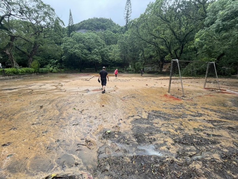 慈幼學(xué)校球場(chǎng)在雨災(zāi)后滿布泥濘。 網(wǎng)上圖片