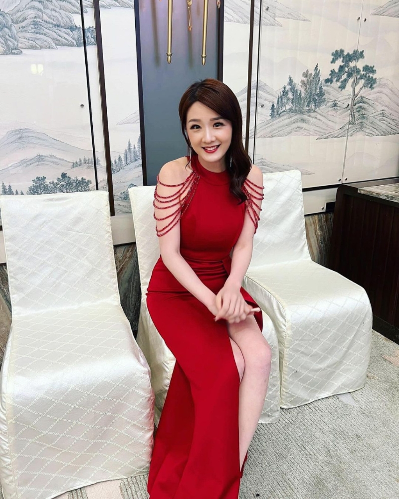 孫雪祺著火辣紅色貼身長裙擔當司儀