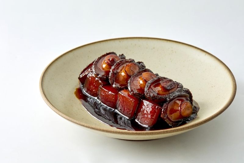 吉士招牌鮑魚紅燒肉，以濃油赤醬傳統(tǒng)秘方烹煮，紅燒肉豐腴不膩，鮑魚軟滑帶醬1香。