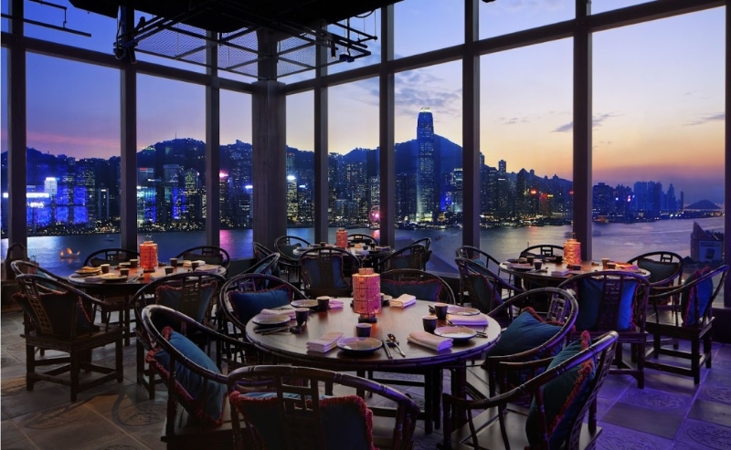 位于尖沙咀H Zentre頂層的胡同，有美景伴餐。
