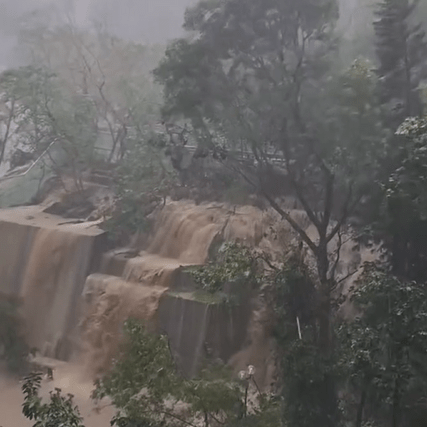 翠林邨彩林樓后山山坡，被大雨不斷沖擊，沙泥夾雜雨水向下流，形成一道瀑布。 網(wǎng)片截圖