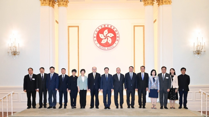 李家超與出席「一帶一路高峰論壇」國資委央企領導會面。 政府新聞處圖片