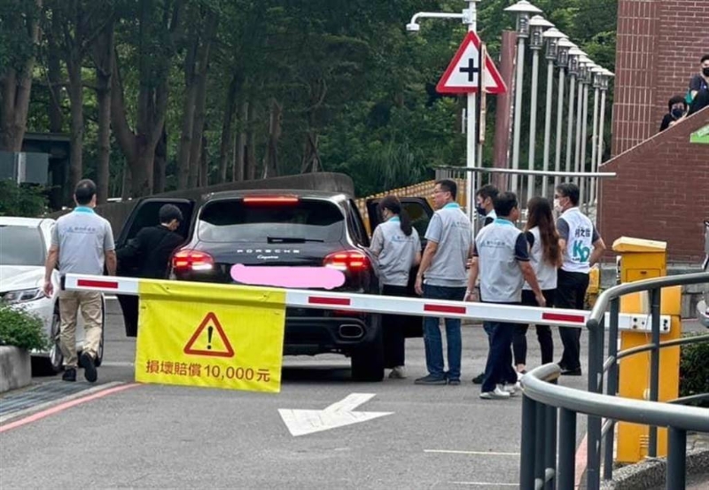 民進(jìn)黨新竹市“議員”楊玲宜在臉書(shū)貼出1張高虹安坐上1輛黑色保時(shí)捷的照片，指高虹安出入的座車幾乎都是百萬(wàn)造價(jià)。