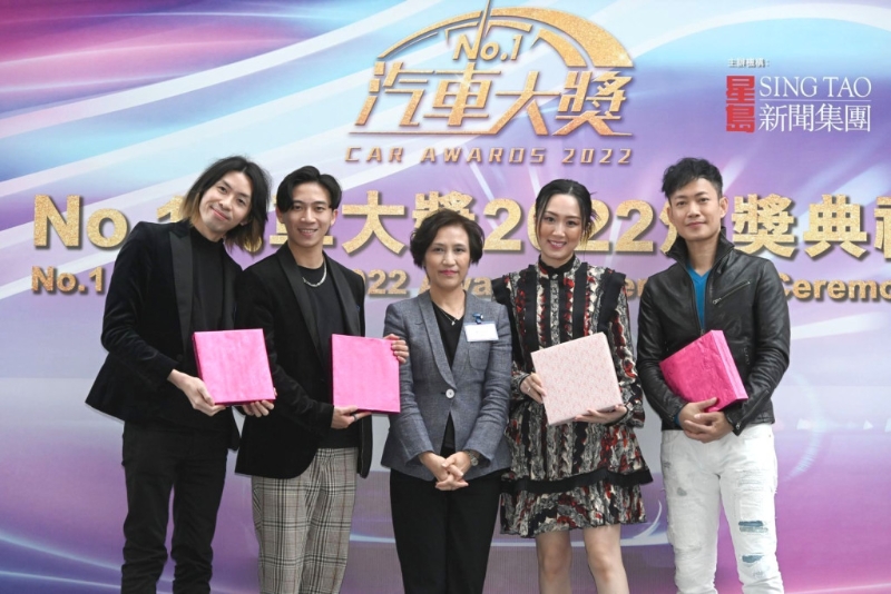 星島新聞集團(tuán)副刊總監(jiān)陳紀(jì)良（中） 與DisCover （左一左二）、敖嘉年（右一）及頒獎(jiǎng)嘉賓時(shí)裝設(shè)計(jì)師馮榕榕（右二）合照。