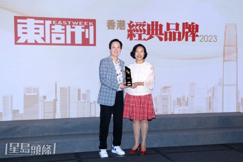 新世界獲頒殿堂級(jí)品牌大獎(jiǎng)，并由企業(yè)傳訊總經(jīng)理（公共事務(wù)）陳碧霞（左）領(lǐng)獎(jiǎng)。