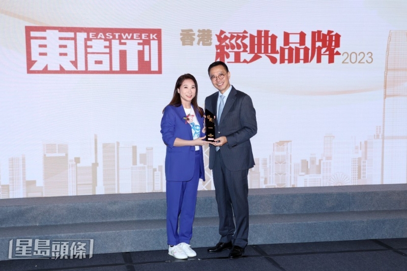 有線新聞獲頒「經(jīng)典品牌」大獎(jiǎng)，總經(jīng)理關(guān)慧玲（左）代表有線新聞上臺(tái)領(lǐng)獎(jiǎng)。