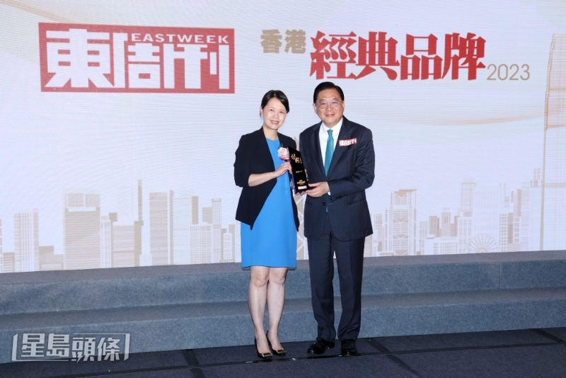 港鐵公司獲頒「經(jīng)典品牌」大獎(jiǎng)，并由企業(yè)事務(wù)及品牌總監(jiān)蔡少綿（左）代表領(lǐng)獎(jiǎng)。