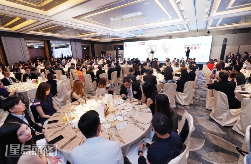 《東周刊》二十周年慶祝午宴暨「香港經(jīng)典品牌」頒獎(jiǎng)典禮，邀請(qǐng)政商、影視界等出席，場(chǎng)面十分熱鬧。